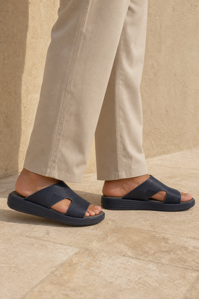 H48-04-26 MEN ARABIC SLIPPERS / H48-04-26 MEN ARABIC SLIPPER - NAVY - on model